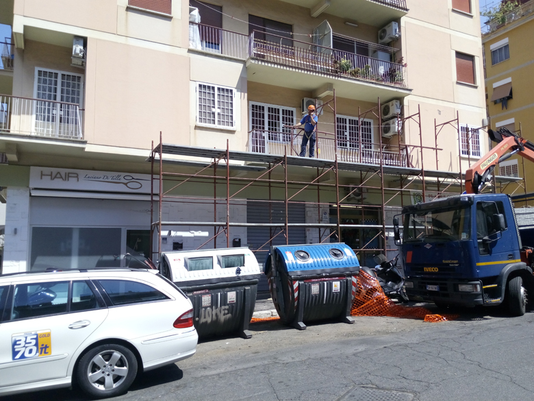 Montaggio di un ponteggio con mantovana di protezione
