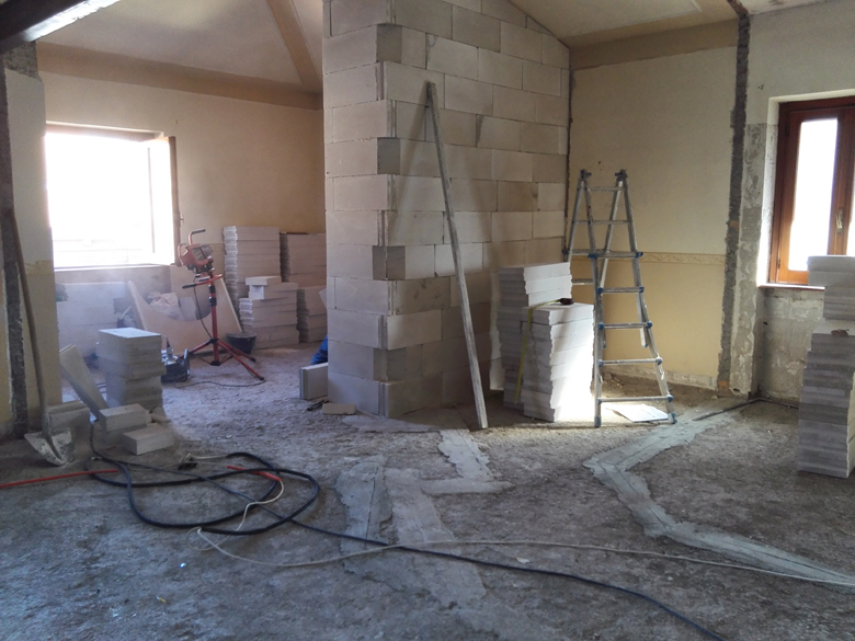 via Gasperina, Anagnina, Roma: esecuzione delle tramezzature (primo piano).
