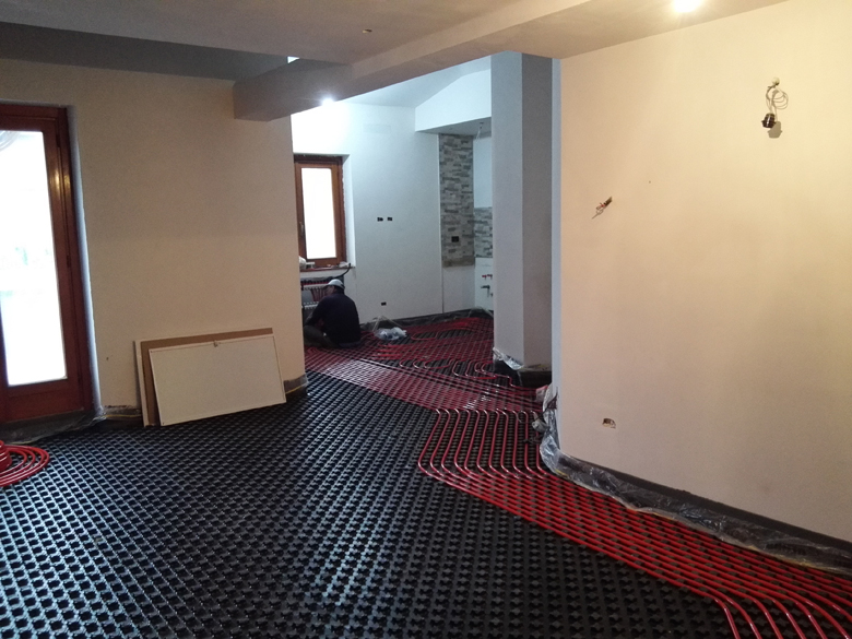 via Gasperina, Anagnina, Roma: posa in opera impianto di riscaldamento a pannelli radianti (primo piano).